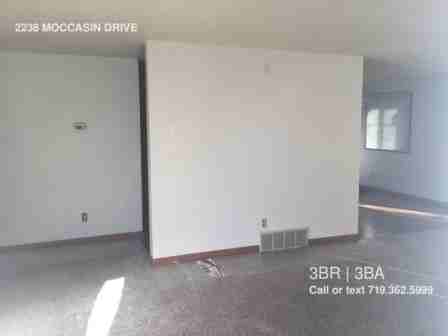 2238 Moccassin Dr - Photo 3 of 16