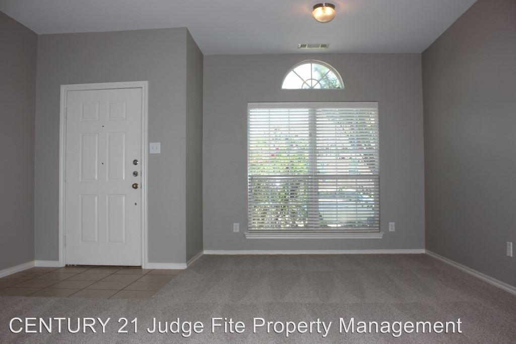 707 Crownpoint Ln - Photo 2 of 10