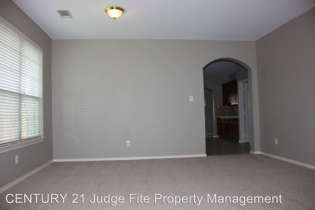 707 Crownpoint Ln - Photo 3 of 10
