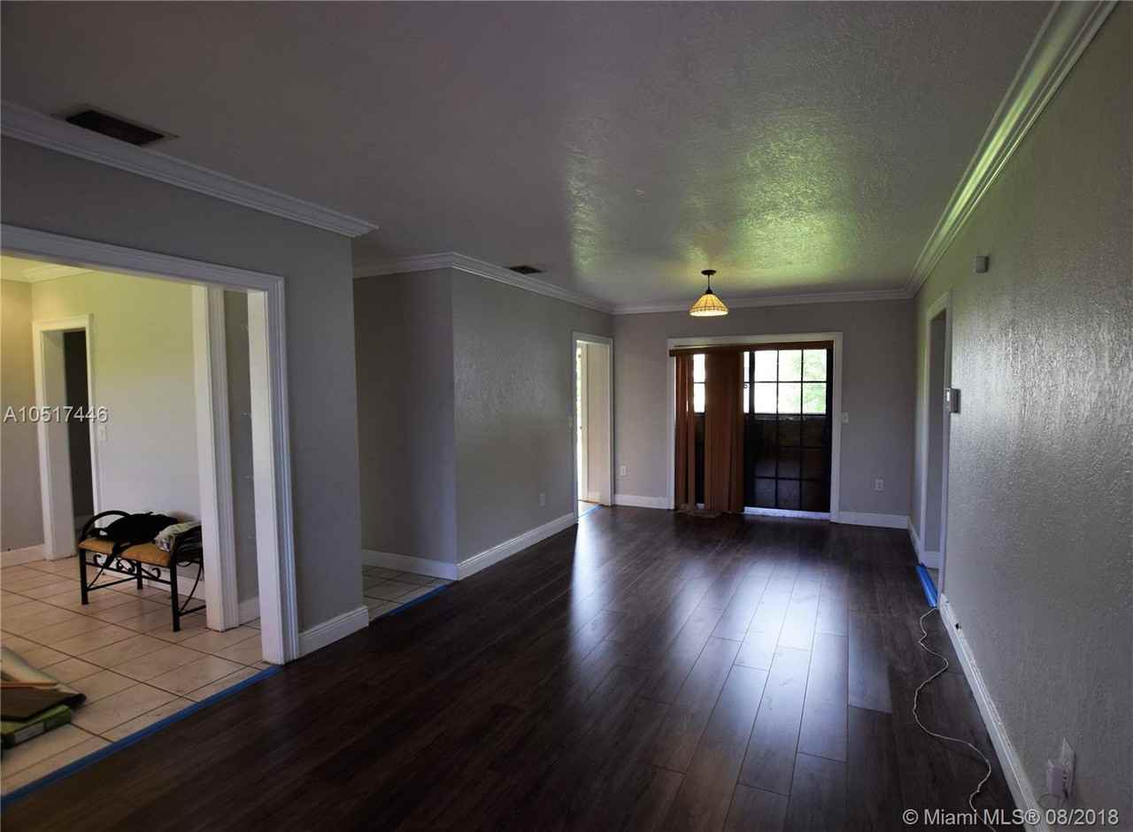 14960 Pierce ST - Photo 2 of 5