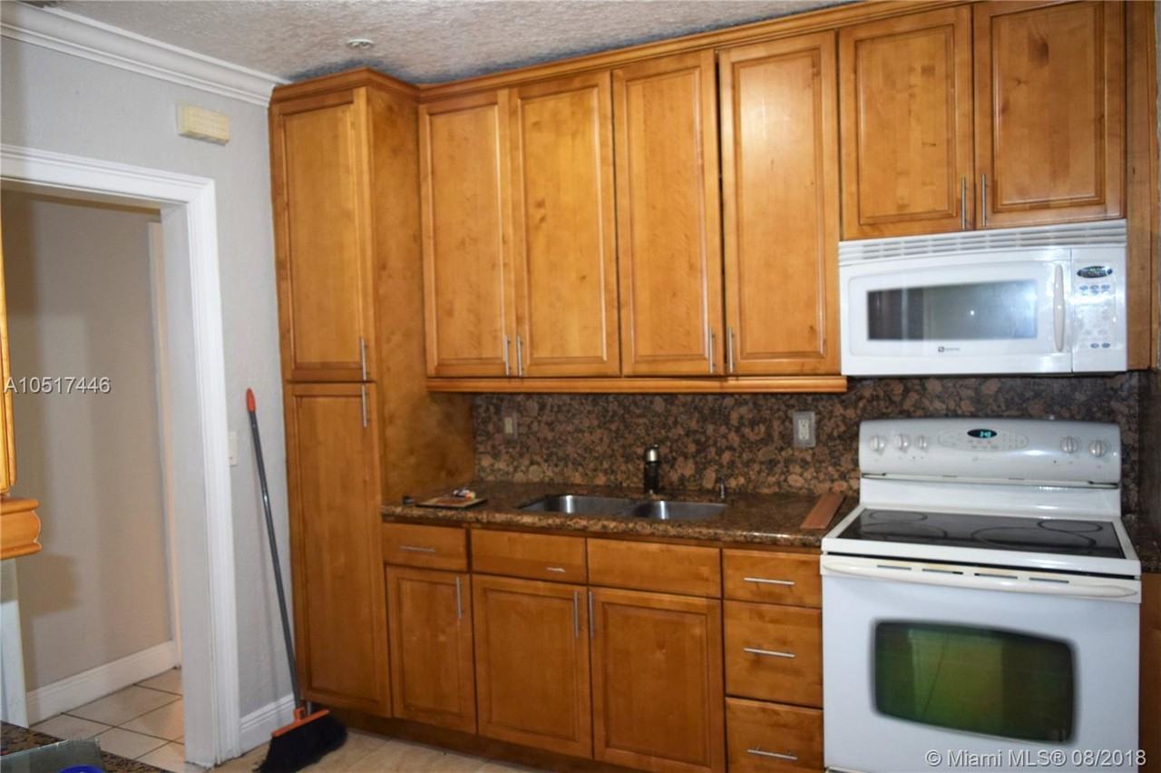 14960 Pierce ST - Photo 3 of 5