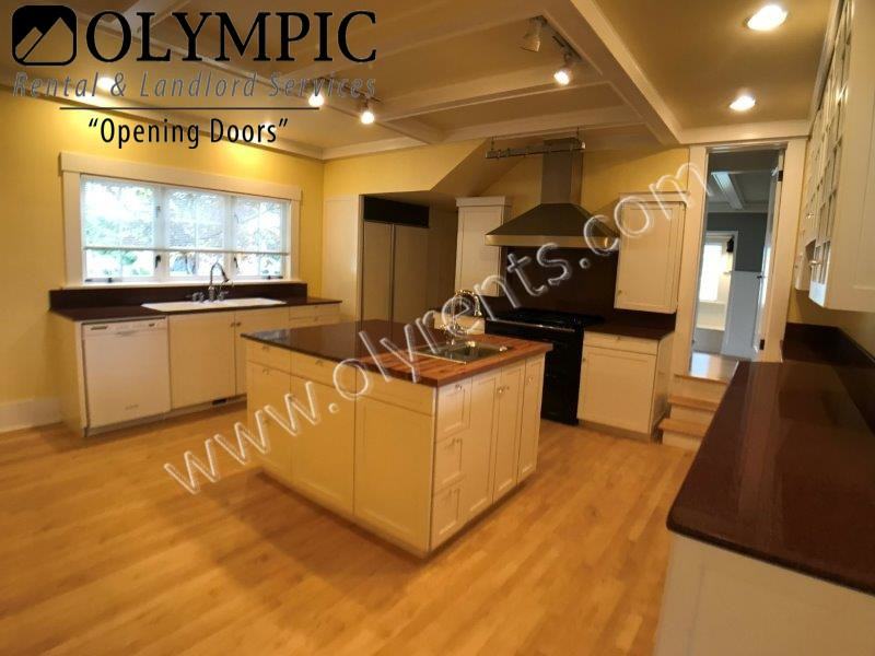 1919 East Bay Drive Northeast - Photo 3 of 34