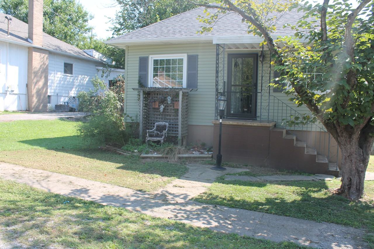 1407 Barham Ave - Photo 2 of 16