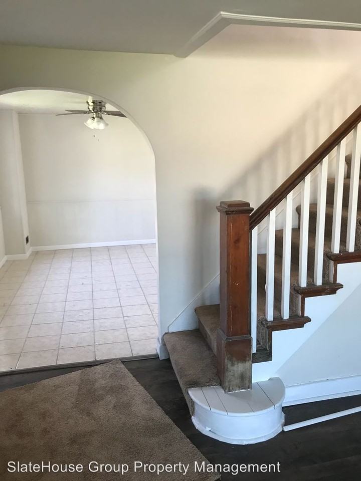 1319 Carbon St - Photo 2 of 7