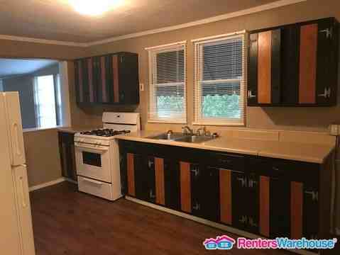 121 Coburg Dr - Photo 2 of 10