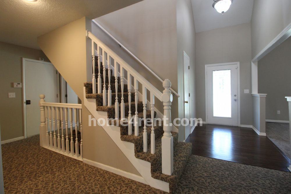 1570 N Hunter Dr - Photo 2 of 32