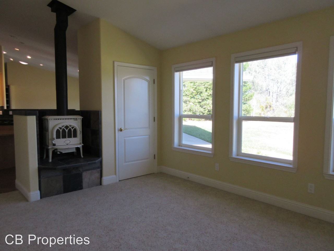 3526 Sunview Dr - Photo 2 of 9