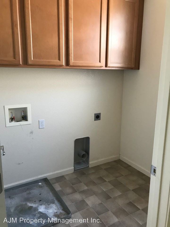 155 Rosetta Dr - Photo 3 of 5