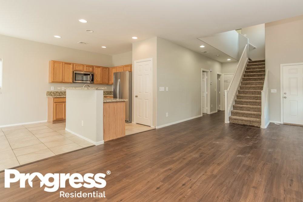 3752 Hollycroft Dr - Photo 2 of 18