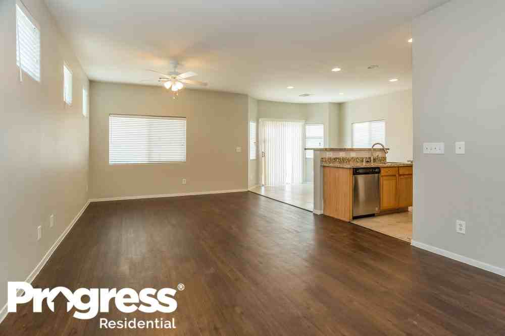 3752 Hollycroft Dr - Photo 3 of 18