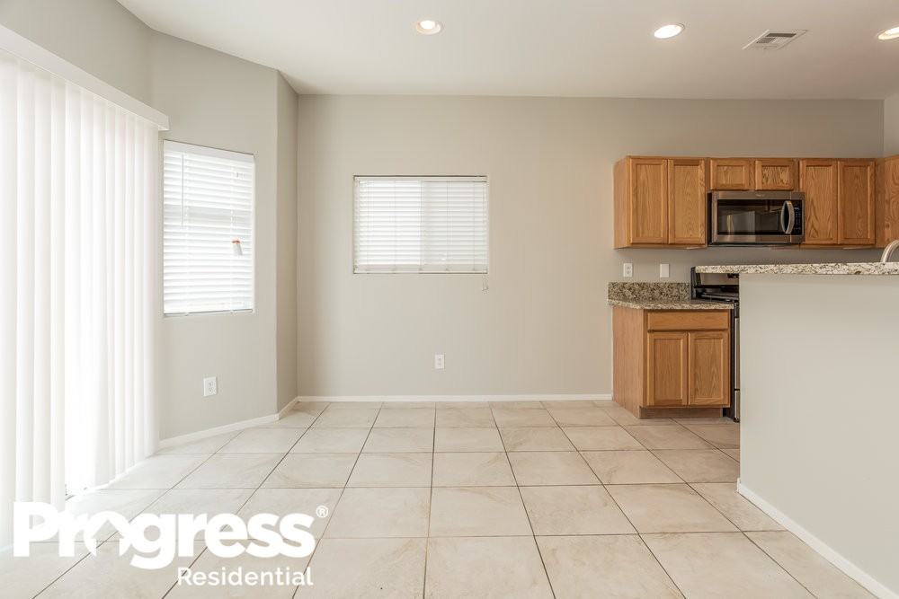 3752 Hollycroft Dr - Photo 4 of 18