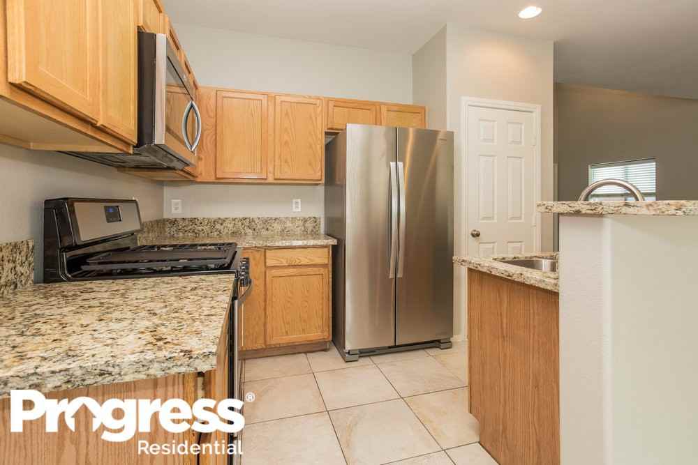 3752 Hollycroft Dr - Photo 5 of 18