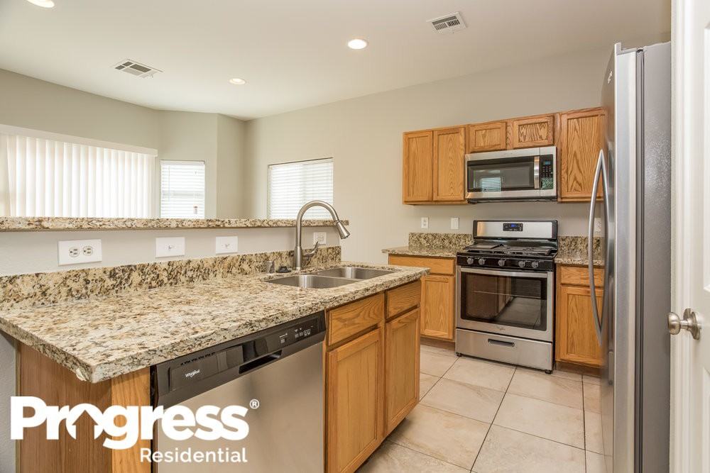 3752 Hollycroft Dr - Photo 6 of 18