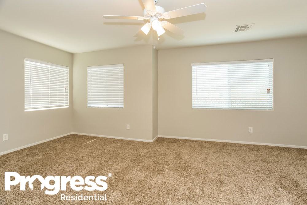 3752 Hollycroft Dr - Photo 7 of 18