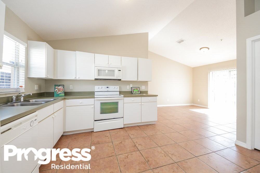 9608 Hollyhill Dr - Photo 2 of 15