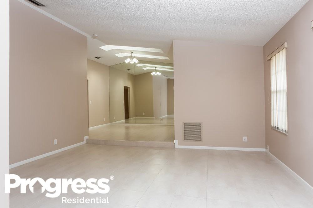 1560 Nw 99th Ave - Photo 2 of 15
