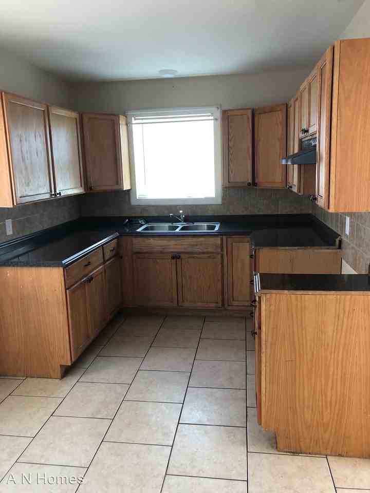 424 E Odessa St - Photo 3 of 10