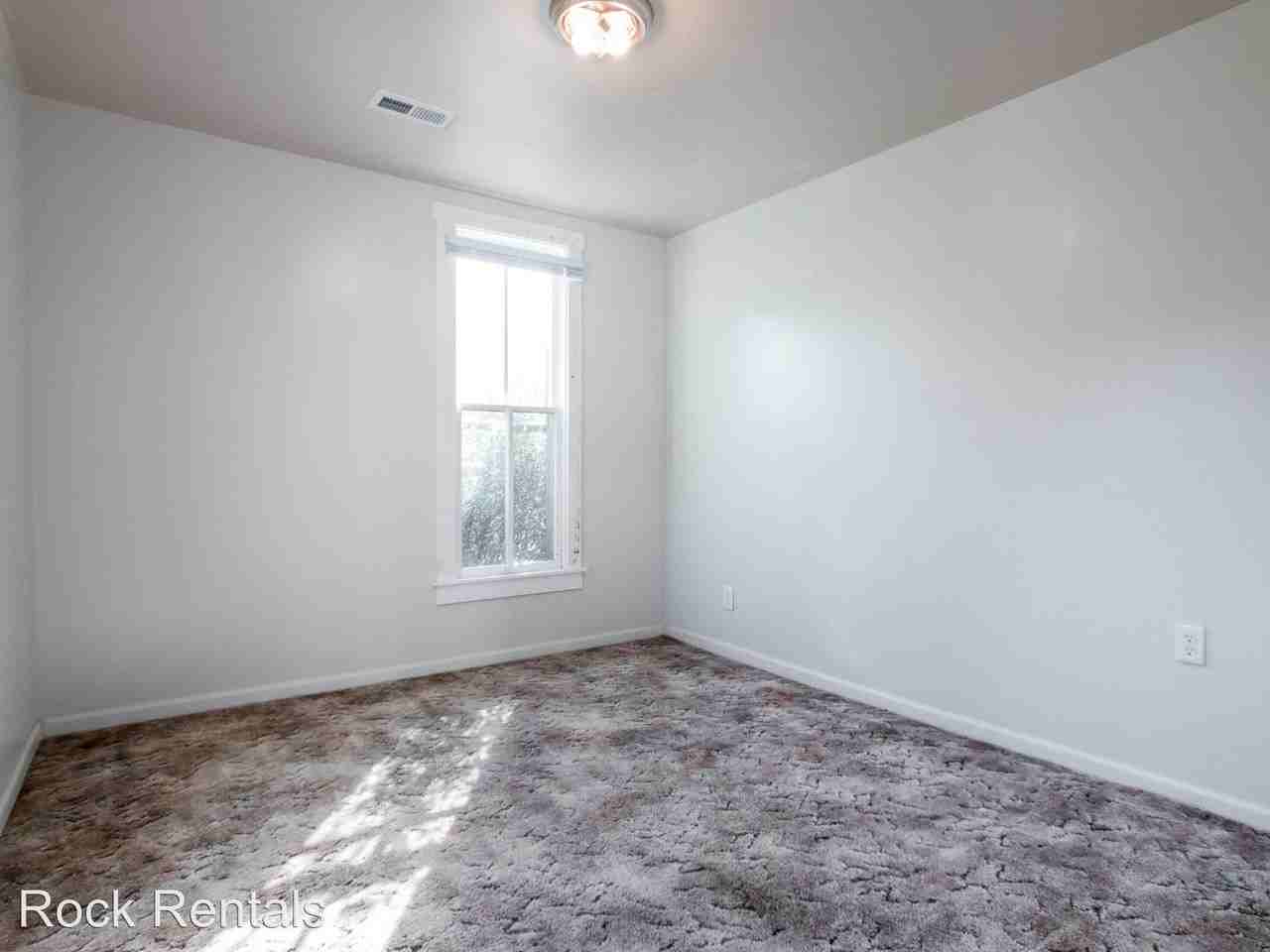 111 N Speare St - Photo 3 of 10