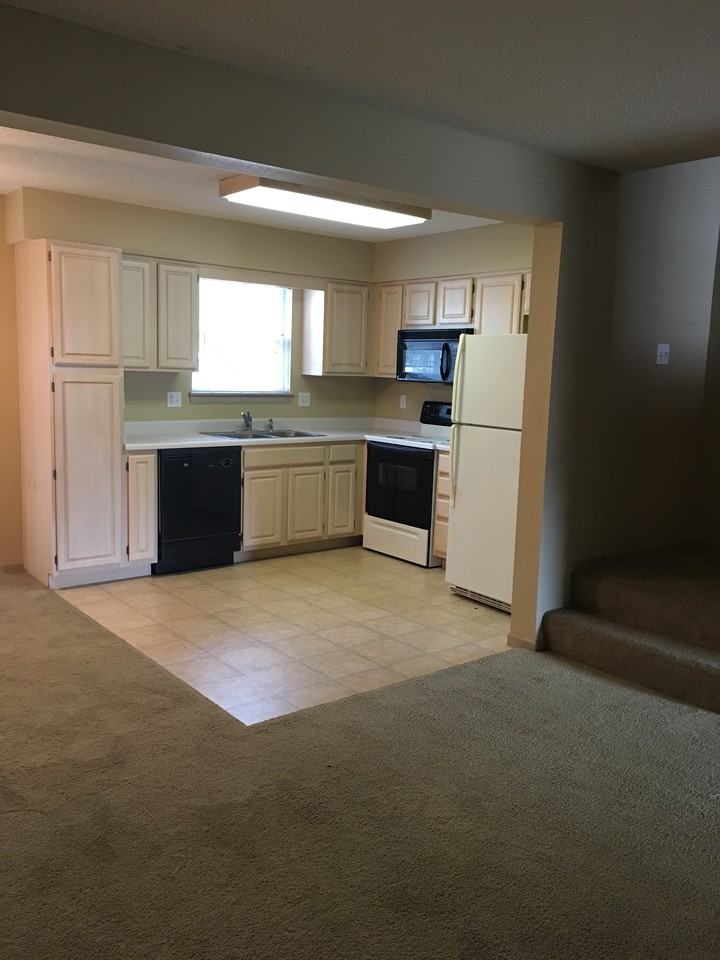 1620 Garden Terrace - Photo 2 of 11