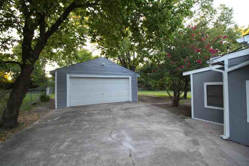 712 Dewberry St - Photo 3 of 22