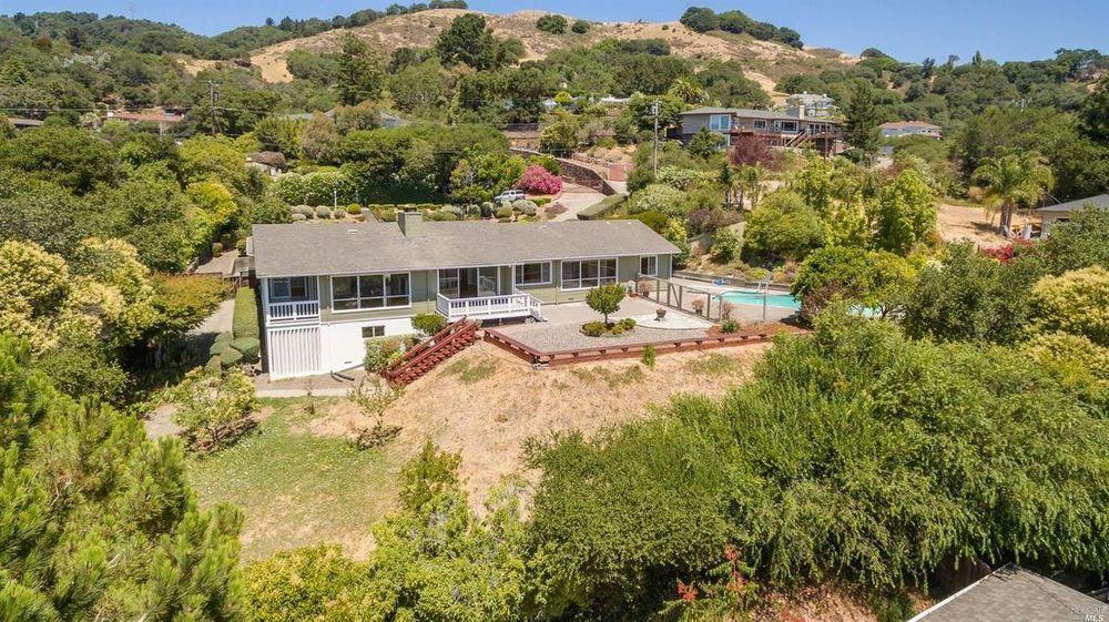 30 Inverness Dr - Photo 2 of 22