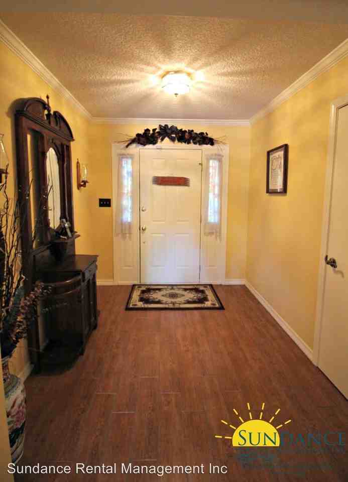 608 Country Club Ave NE - Photo 2 of 17