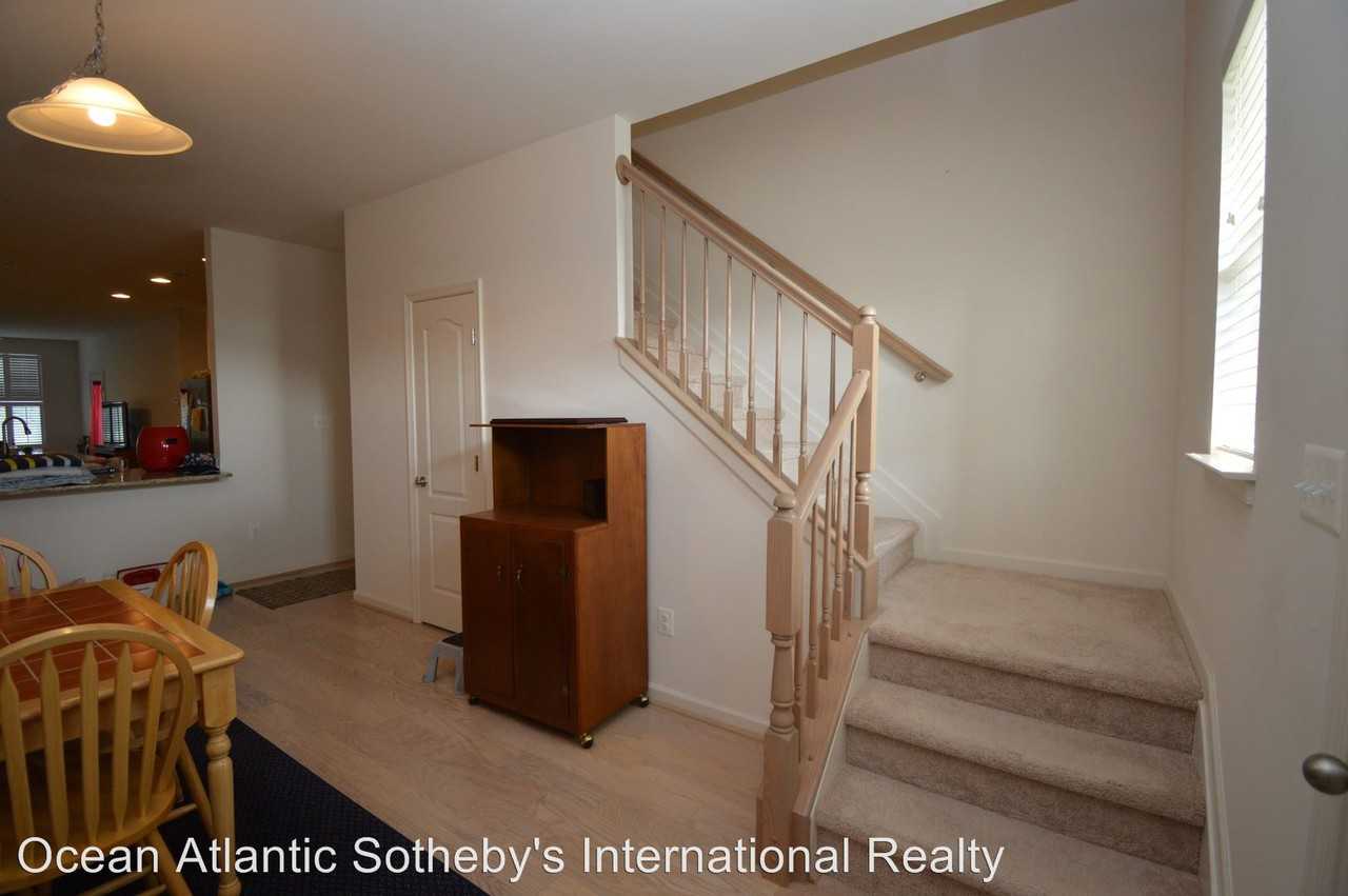 16979 Bellevue Ct - Photo 2 of 11