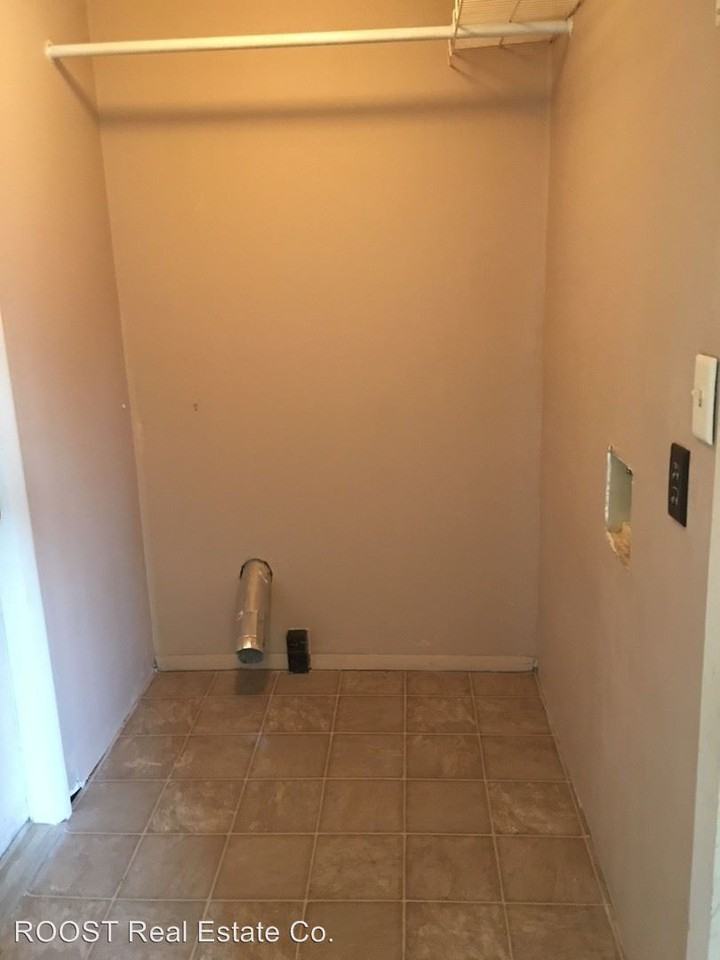 176 E Race St - Photo 3 of 15