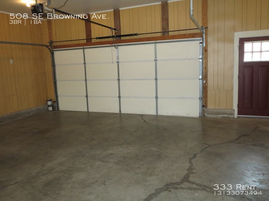 508 SE Browning St - Photo 2 of 12