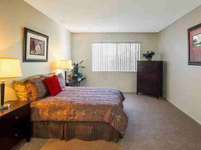 12819 Riverside Dr - Photo 3 of 16
