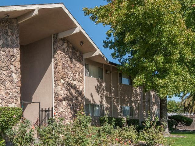 5119 Hillsdale Blvd - Photo 3 of 10