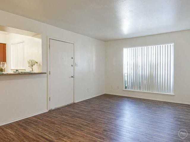 2735 E 8th St - Photo 5 of 27