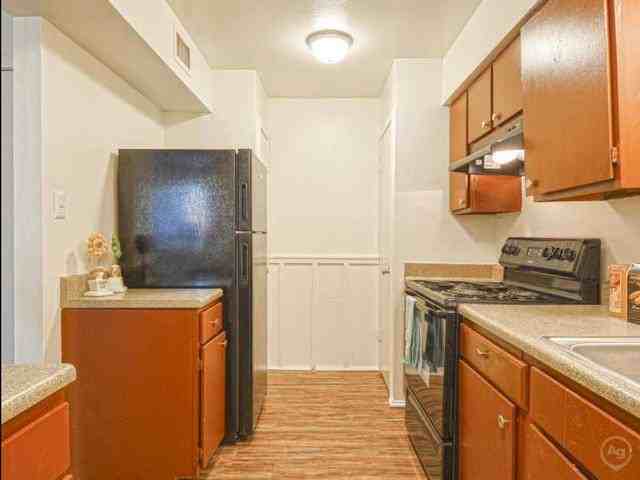 2735 E 8th St - Photo 4 of 27