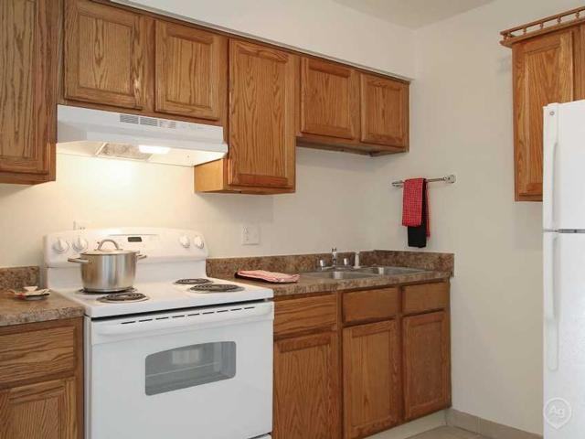 1147 W Grand River Ave - Photo 6 of 35