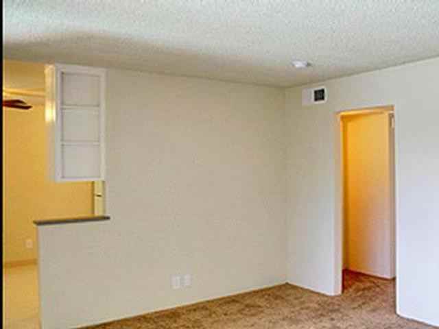 1946 Country Club Boulevard - Photo 4 of 15