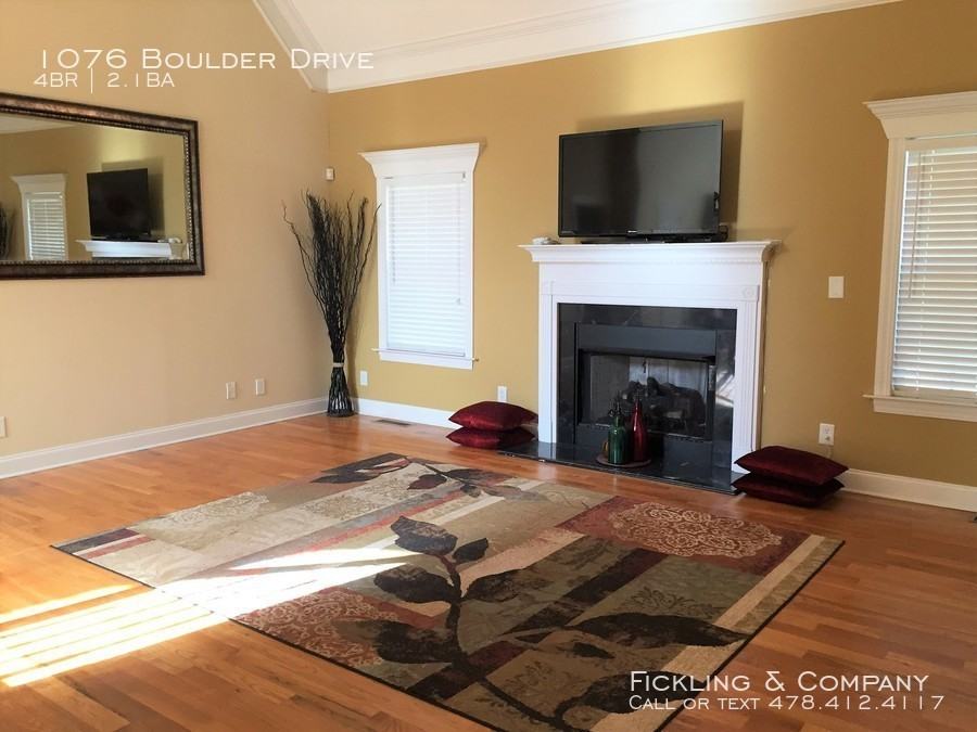 1076 Boulder Dr - Photo 3 of 30