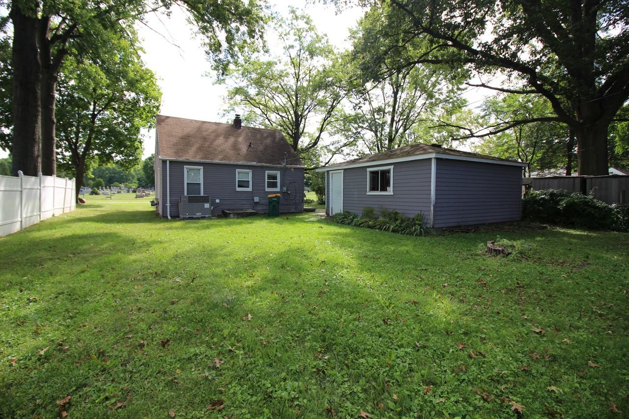 10100 Sterling St - Photo 2 of 9