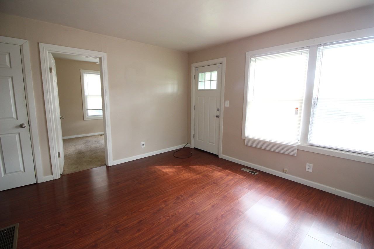 10100 Sterling St - Photo 3 of 9