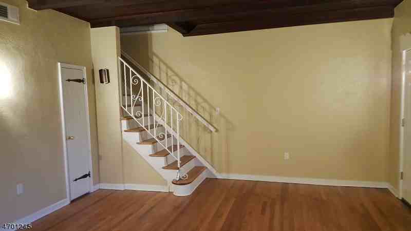 685 Allwood Rd - Photo 3 of 23