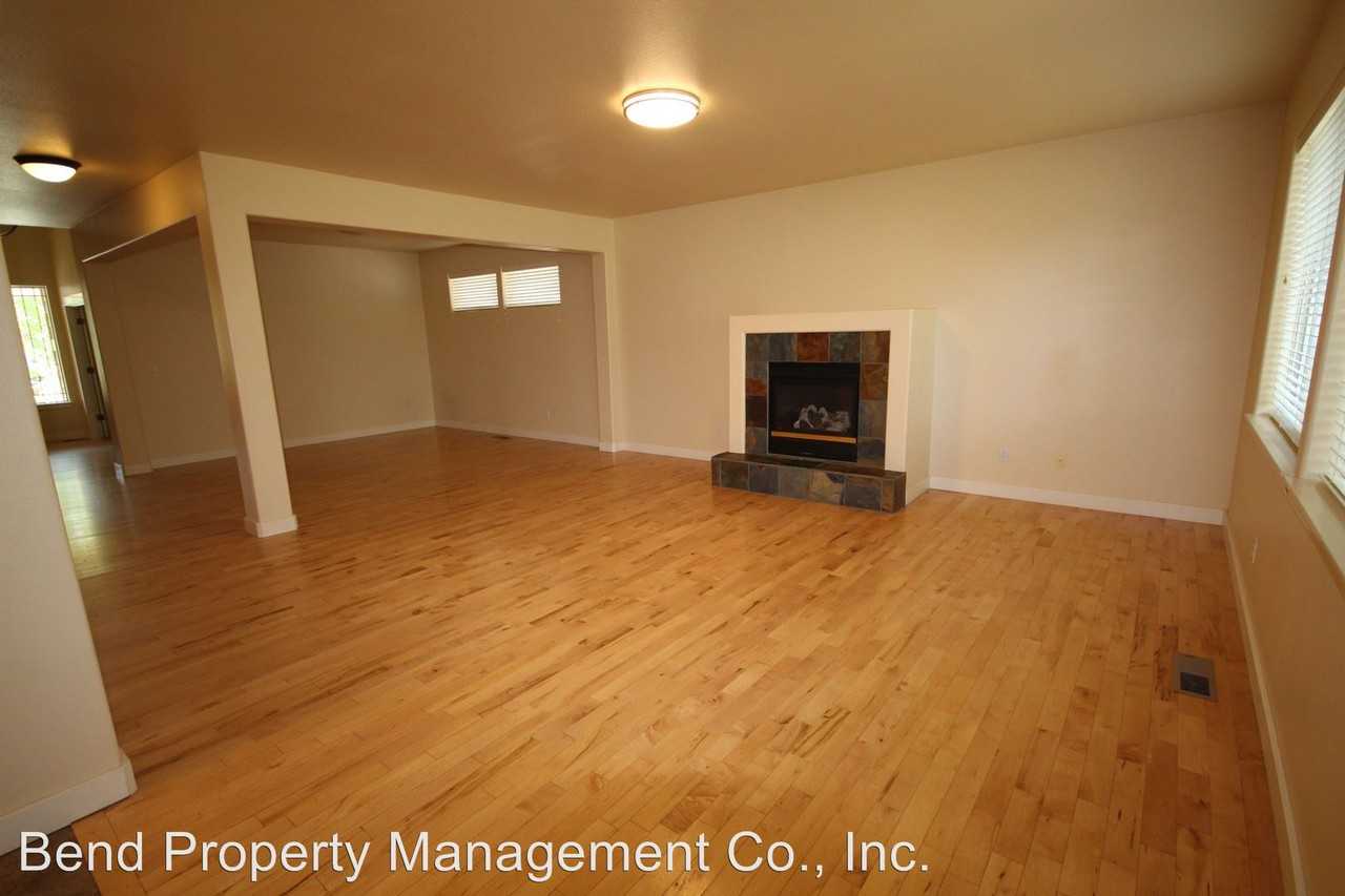 477 NW Flagline Dr - Photo 3 of 32