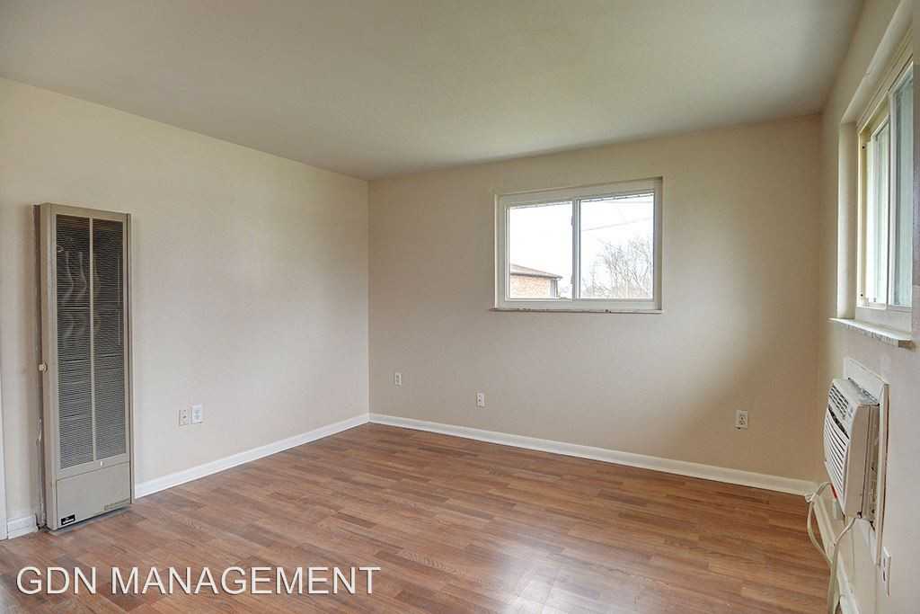 313-317 Orient Ave - Photo 2 of 15