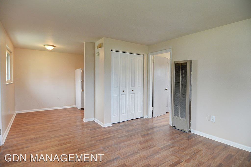 313-317 Orient Ave - Photo 3 of 15