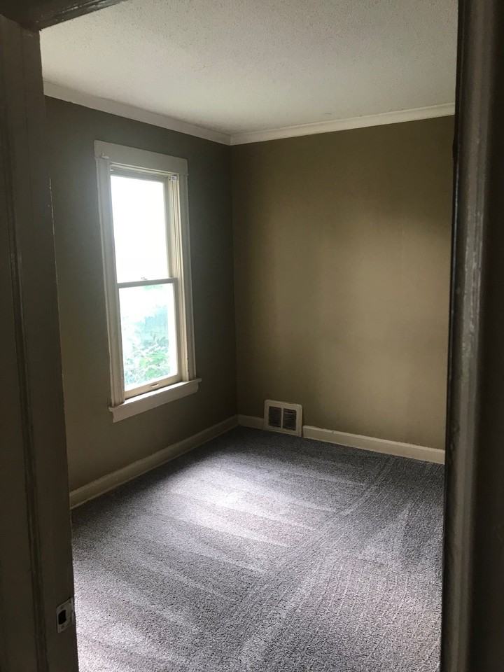 406 Russell Ave N - Photo 3 of 5