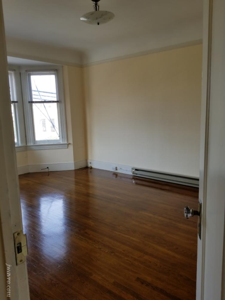 1605 Castro St - Photo 2 of 10