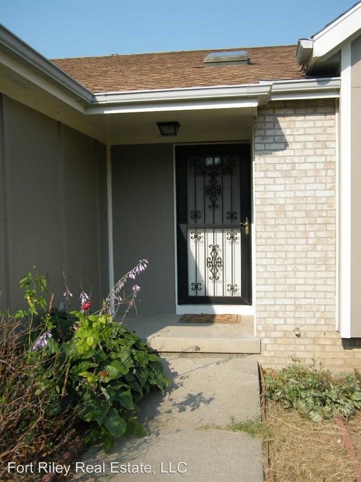 703 Knollwood St - Photo 3 of 44