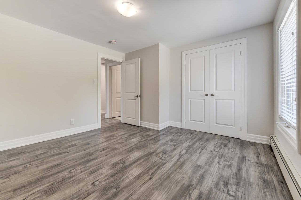 Dundas St E & Brock St S - Photo 2 of 10