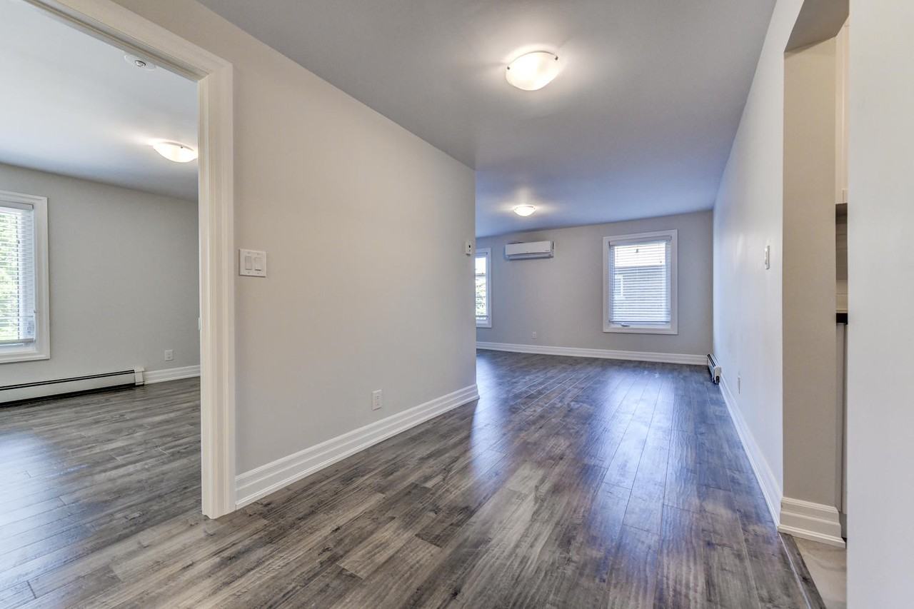 Dundas St E & Brock St S - Photo 3 of 10