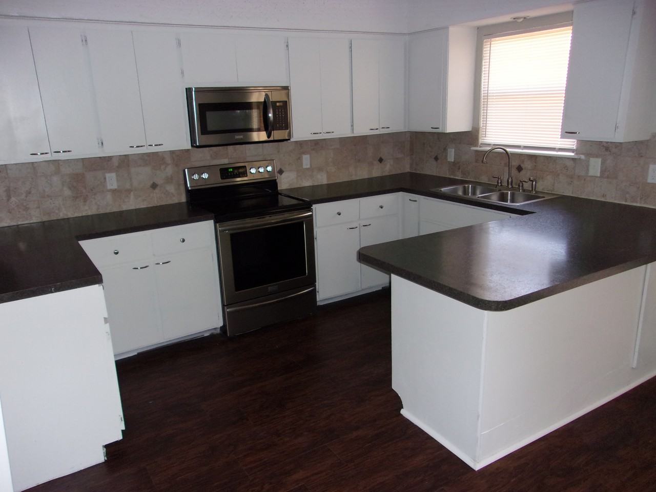 8221 NW 92nd St - Photo 3 of 11