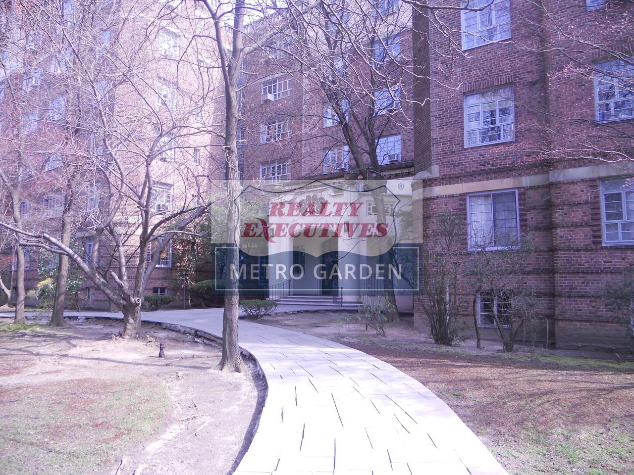 150 Greenway Terrace #18W