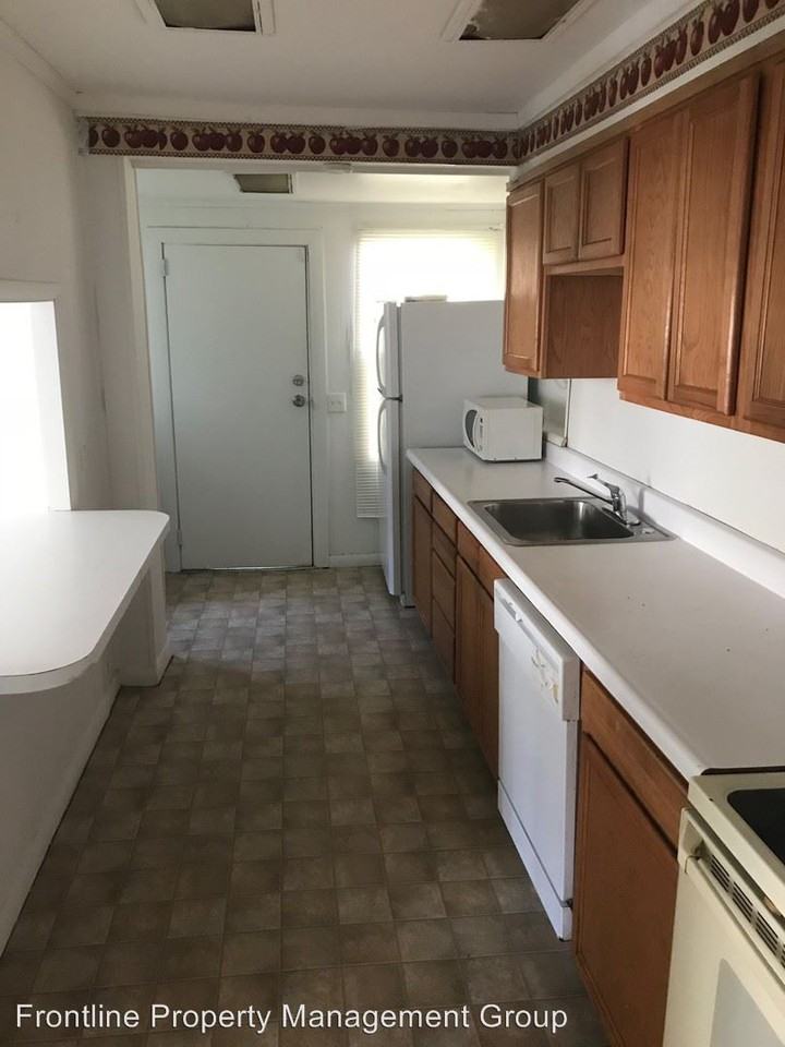 910 E 15th St - Photo 2 of 13